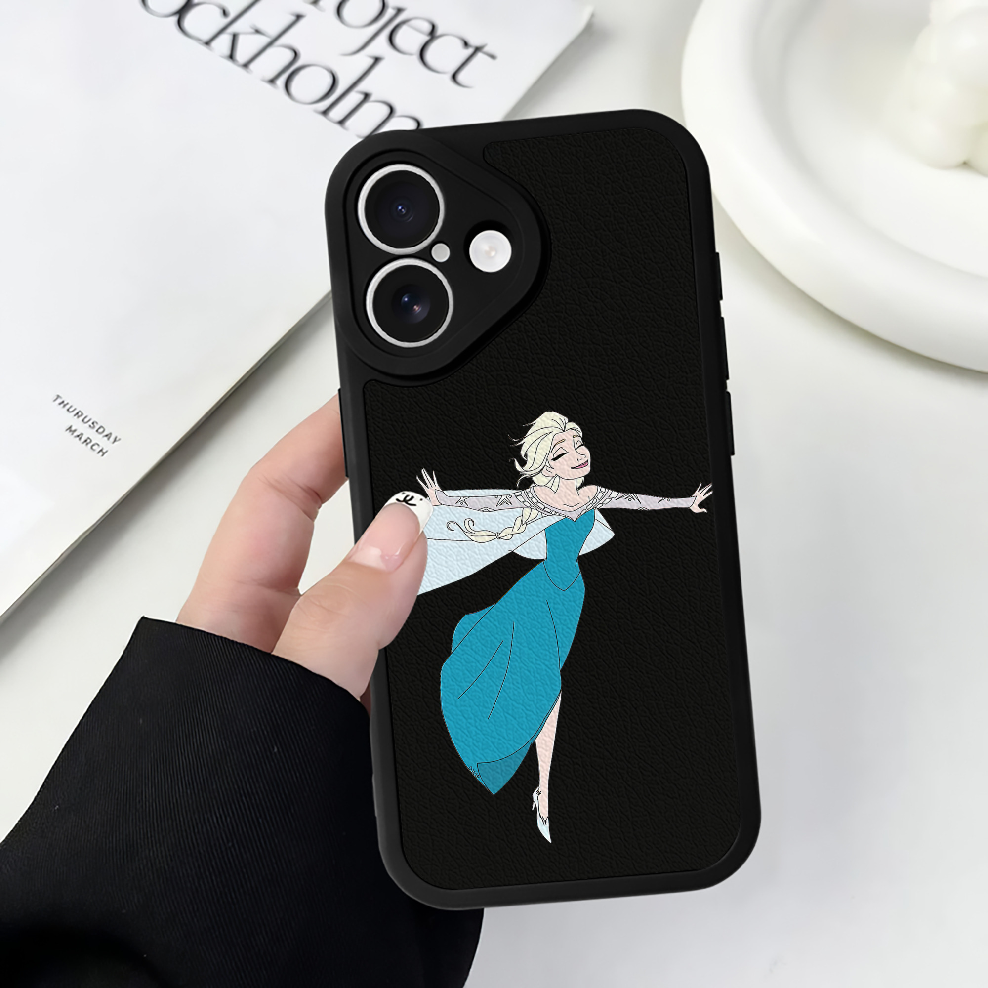 （画像用） アナと雪の女王 アンナ エルサ Frozen Anna Elsa 【iPhone 16シリーズ対応】シリコンスマホケース（レザー調） 材質：シリコン